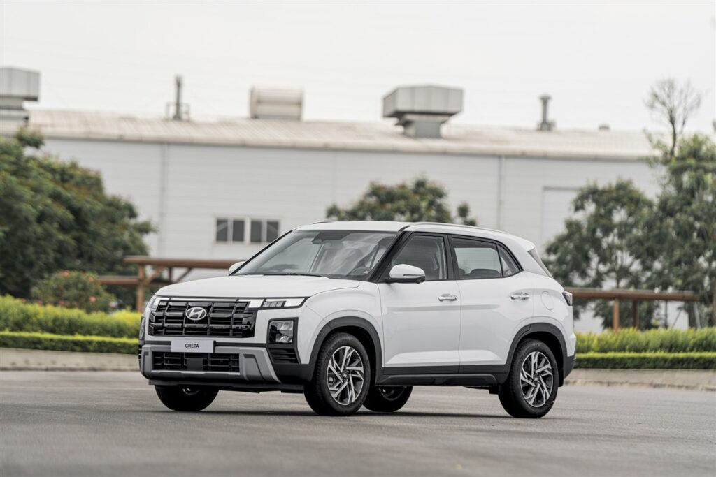 Hyundai Creta màu trắng nhìn từ góc trước ba phần tư