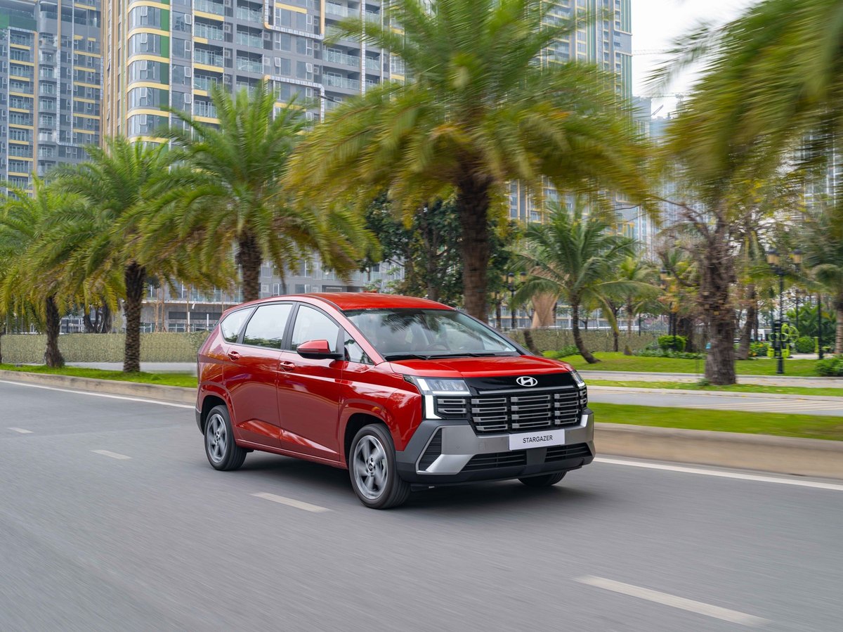 Hyundai Stargazer màu đỏ chạy trên đường phố